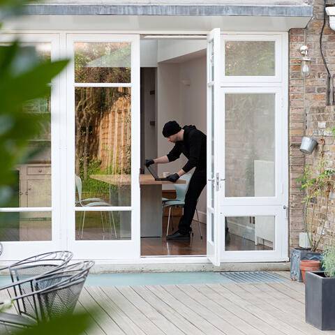 Furto con scasso durante il giorno zona residenziale